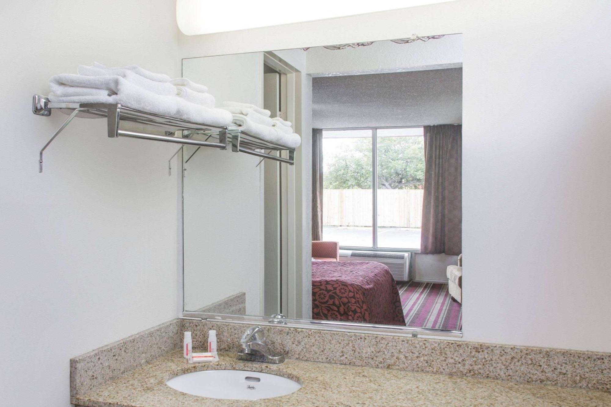 Days Inn By Wyndham Φορτ Μάγιερς Εξωτερικό φωτογραφία