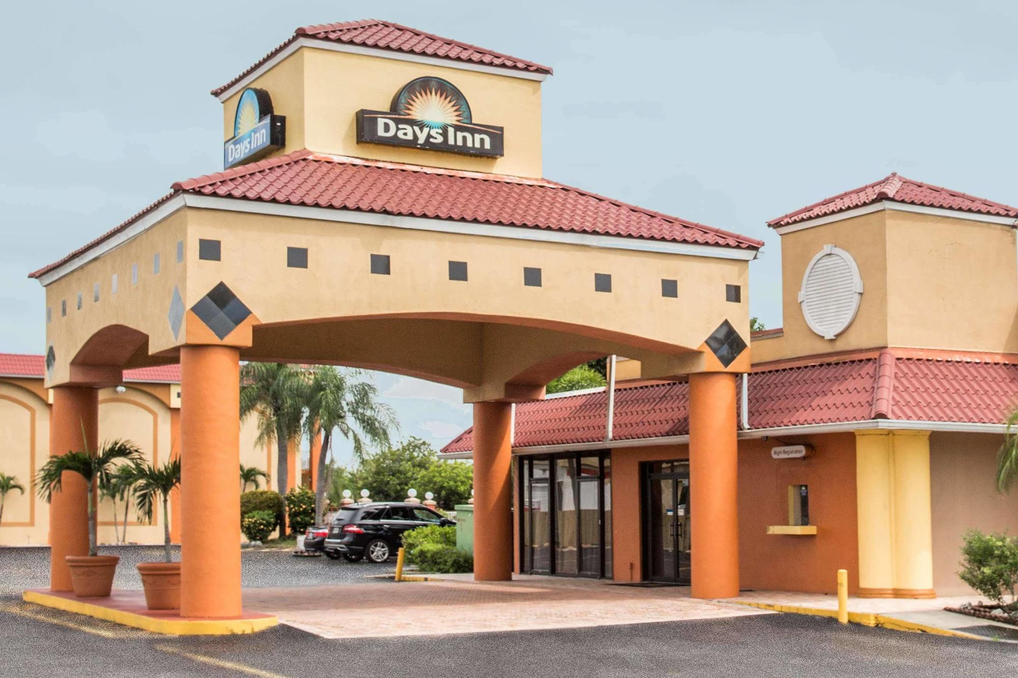 Days Inn By Wyndham Φορτ Μάγιερς Εξωτερικό φωτογραφία